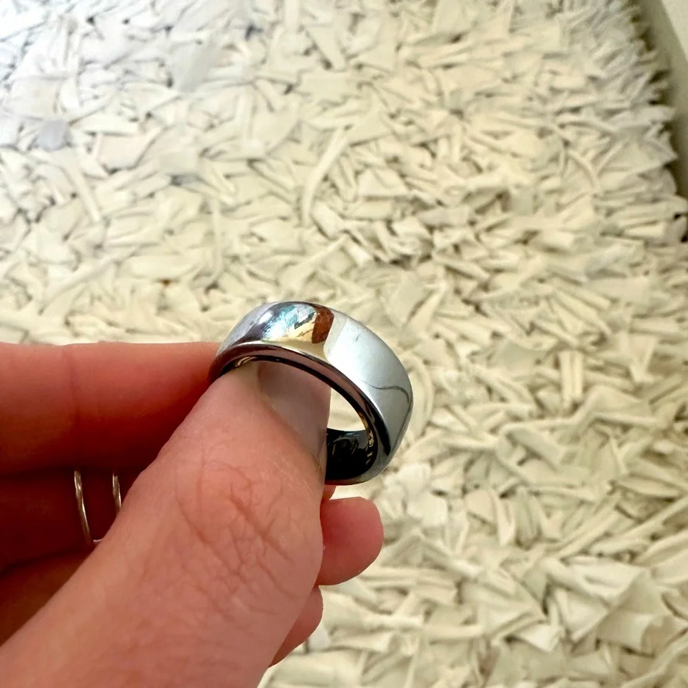 Oura Ring Charging Puck in Black with Silver Accent